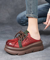 Sandalias de plataforma con cordones y aberturas en rojo